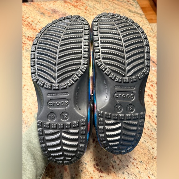 Crocs Black/Rainbow Clogs With Jibbitz Women’s 12/Men’s 10 New Without Tags - Picture 12 of 13